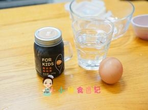 准备好材料备用，鸡蛋的大小没有关系，鸡蛋小的话水量也要减少，我的比例是鸡蛋液：水 1:2