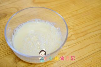 碗里加入水搅拌均匀备用