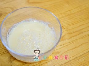 碗里加入水搅拌均匀备用