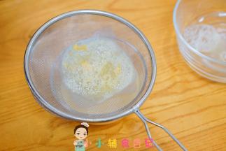 用一个筛子过滤泡沫