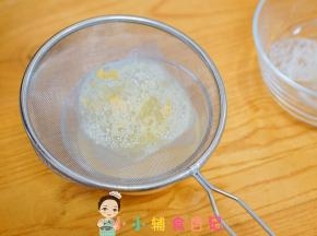 用一个筛子过滤泡沫