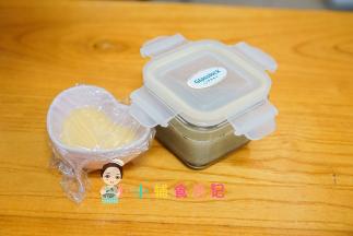 盖上保鲜膜，隔离水蒸气开始蒸