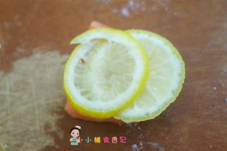柠檬切片腌渍三文鱼去腥，也可以用姜片去腥