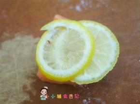 柠檬切片腌渍三文鱼去腥，也可以用姜片去腥