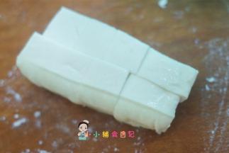 嫩豆腐切块备用