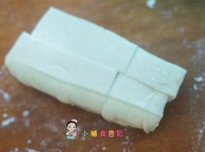嫩豆腐切块备用