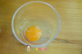 准备一个碗，把鸡蛋打入碗中，不需要打散，就这样就可以了