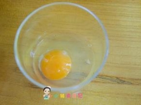 准备一个碗，把鸡蛋打入碗中，不需要打散，就这样就可以了