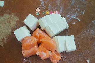 三文鱼跟豆腐都比较容易咬 所以可以切成略大一些的块