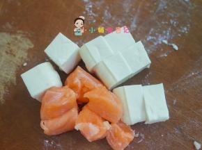 三文鱼跟豆腐都比较容易咬 所以可以切成略大一些的块