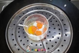 盖上保鲜膜或者盖子，放入蒸锅内蒸15分钟闷一下