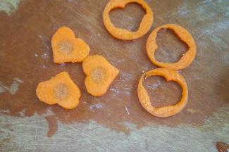 胡萝卜切片压出一个心形，没模具也可以直接切片就行