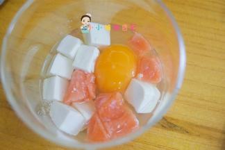 把豆腐跟三文鱼都放入碗中