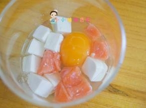 把豆腐跟三文鱼都放入碗中