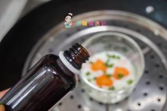 蒸熟后倒入一点点油加一些葱花，蒸蛋糕就做好啦