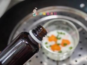 蒸熟后倒入一点点油加一些葱花，蒸蛋糕就做好啦