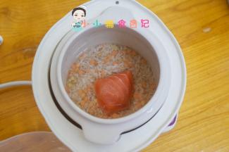 三文鱼用姜片腌渍去腥，然后放入炖锅里