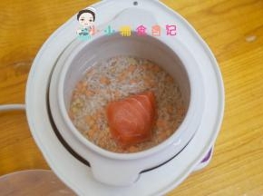 三文鱼用姜片腌渍去腥，然后放入炖锅里