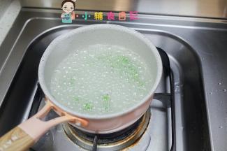 青豆或者甜豆放入锅里煮熟