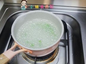 青豆或者甜豆放入锅里煮熟