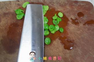 准备一块熟菜板，用刀背压一下，不是碾压就是压一下