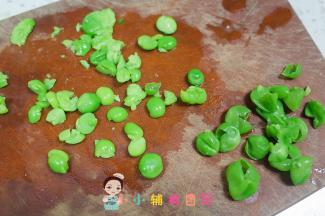 这样就可以轻松去掉外壳，这个外壳十个月宝宝还消化不了