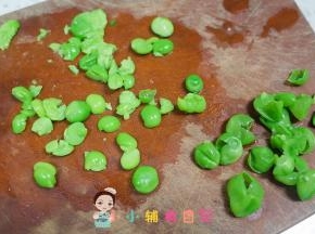 这样就可以轻松去掉外壳，这个外壳十个月宝宝还消化不了