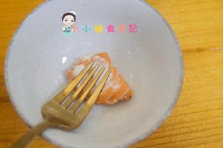 把三文鱼取出来用刀叉碾压碎