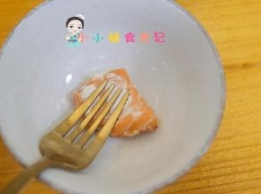 把三文鱼取出来用刀叉碾压碎