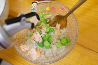 碗里放入青豆、三文鱼末、一点植物油拌匀即可