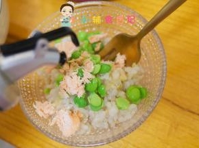 碗里放入青豆、三文鱼末、一点植物油拌匀即可