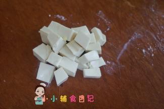 嫩豆腐切小块