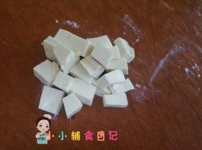 嫩豆腐切小块