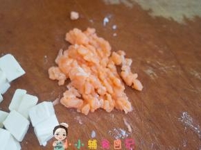 三文鱼切小块备用