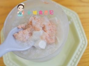 三文鱼重新放入粥里加一点油混合均匀即可