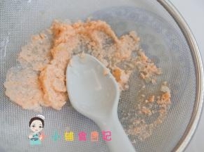 把三文鱼拿出来碾碎