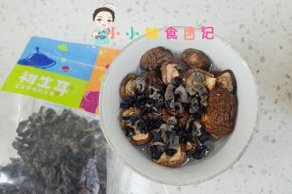 将香菇跟黑木耳洗净后泡发备用