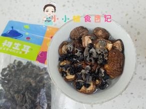 将香菇跟黑木耳洗净后泡发备用