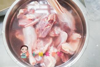 鸭子洗干净切成小块放在水里泡一下，可以去除血水