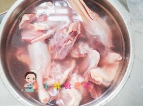 鸭子洗干净切成小块放在水里泡一下，可以去除血水
