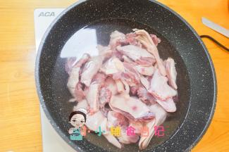 锅里加入冷水加入几片姜把鸭子放进去