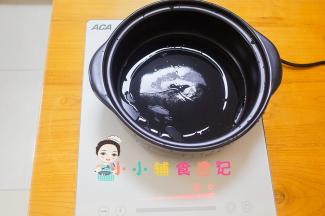 锅里加入5g植物油大火烧开