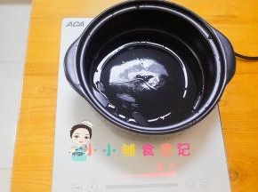 锅里加入5g植物油大火烧开