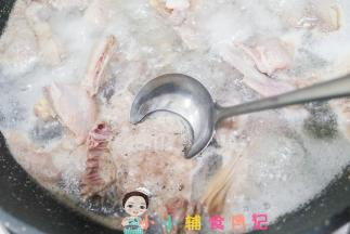 锅里的水烧开后把浮末撇掉