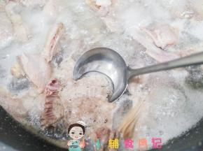 锅里的水烧开后把浮末撇掉