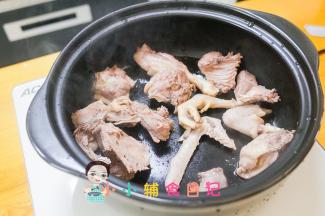 将鸭块一个个摆入砂锅里