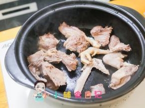 将鸭块一个个摆入砂锅里