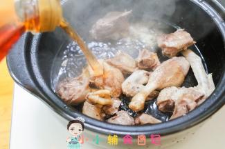 倒入200g料酒一直大火烧开