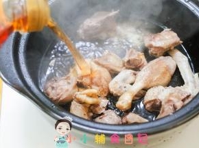 倒入200g料酒一直大火烧开
