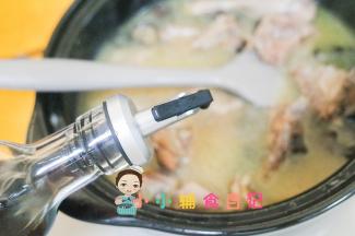 最后筷子插一下如果已经软烂就可以关火咯，倒3g生抽调色加入适量盐即可